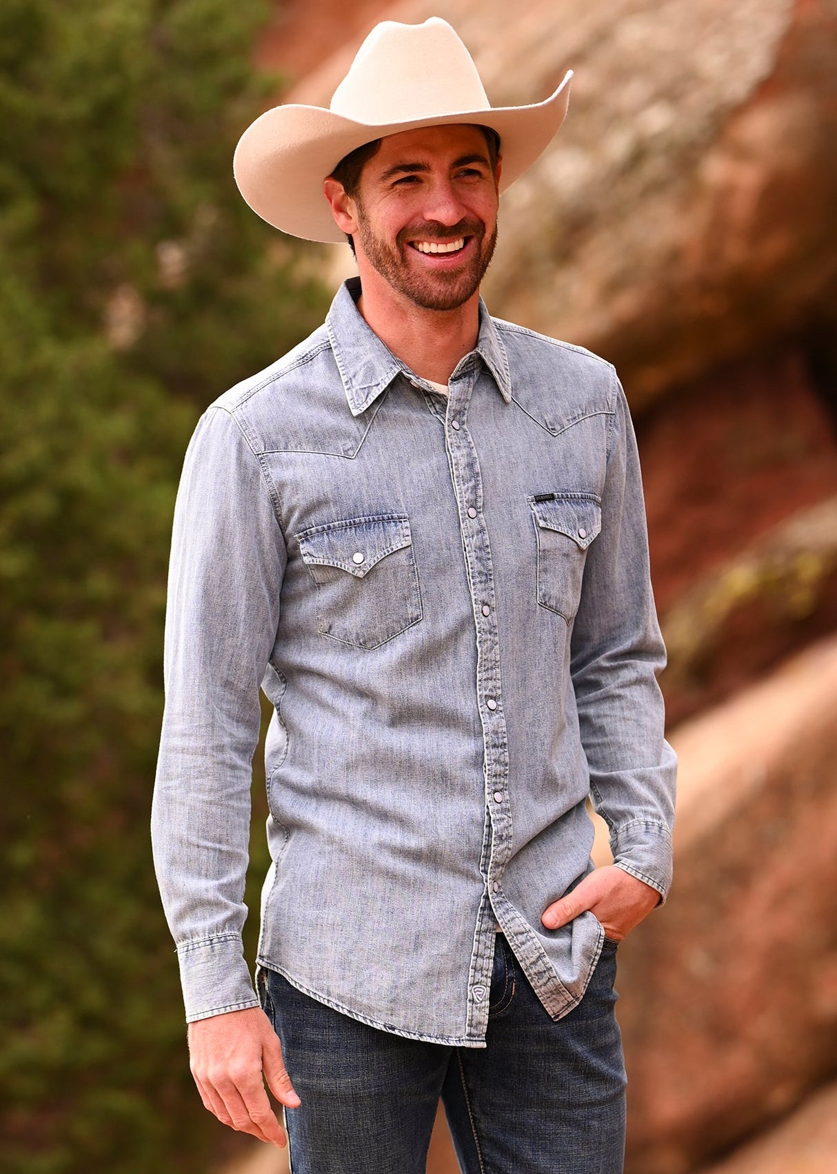 Men's Slim Fit Medium Wash Denim Snap Shirt Men's Slim Fit Medium Wash Denim Snap Shirt