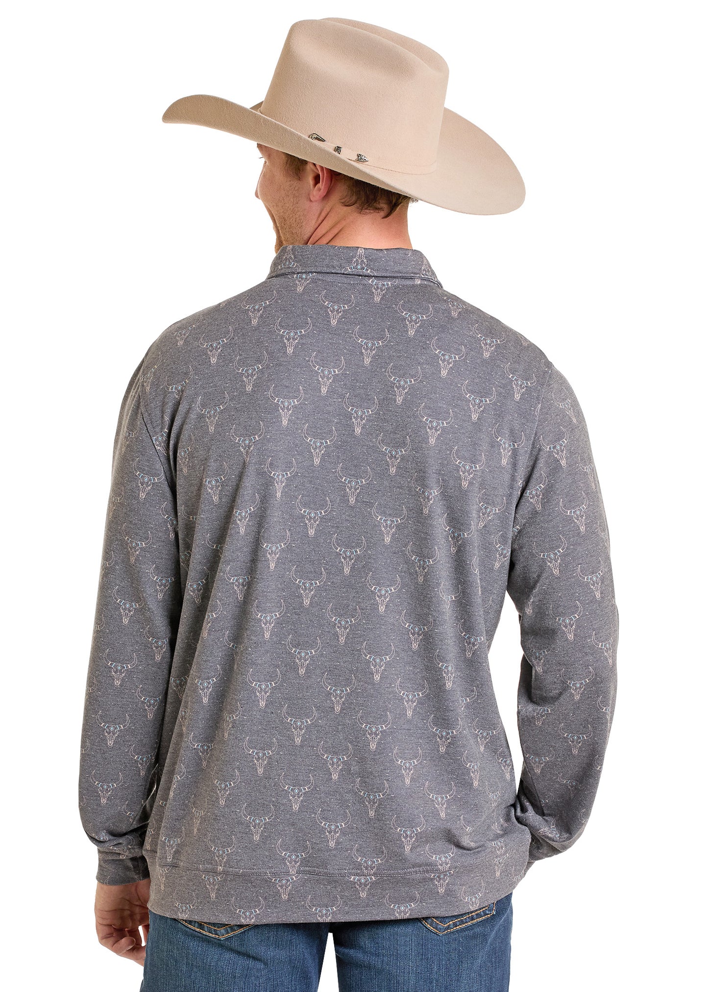 Man wearing a gray long-sleeve shirt with a pattern and a beige cowboy hat on a white background