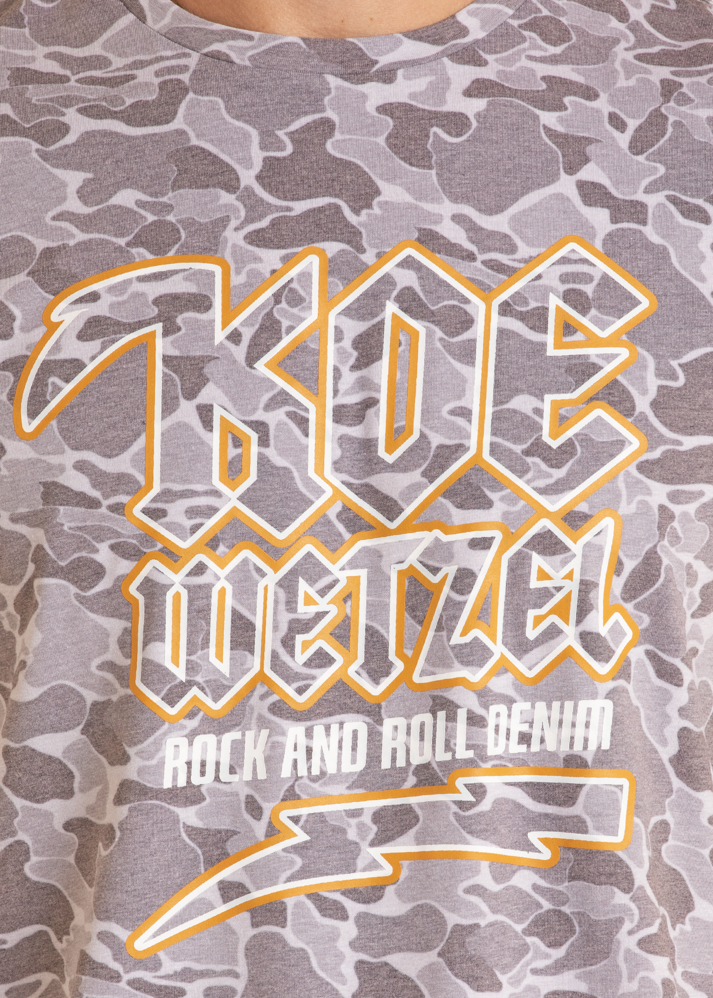 Camouflage-patterned shirt with 'Koe Wetel' text and logo