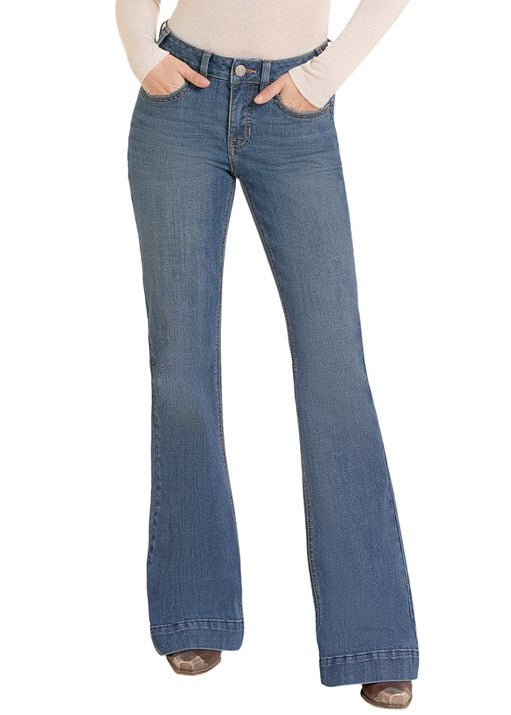 Woman wearing medium wash trouser jeans.